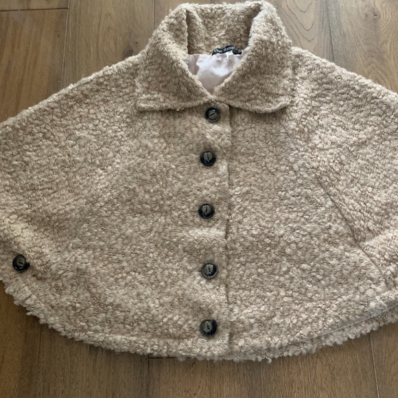 Teddy Bear Cape - Picture 1 of 7